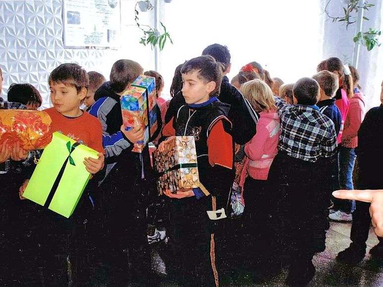 Kinder mit Weihnachtspaketen