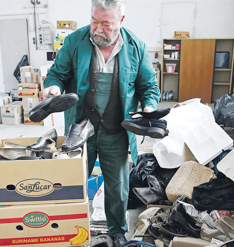 Mann beim Sortieren von Schuhen