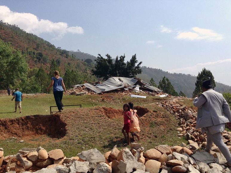 Zusammengefallenes Haus aus Planen und Stöckern