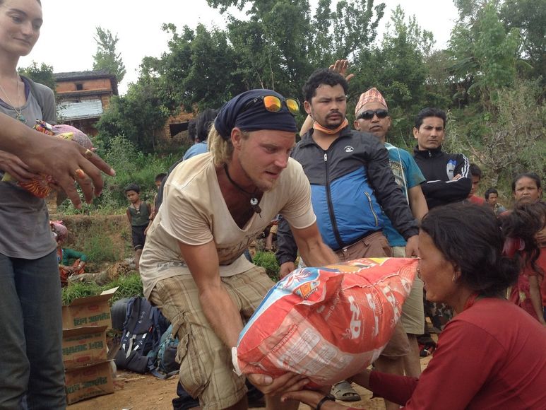 Übergabe eines Reissacks an eine Frau