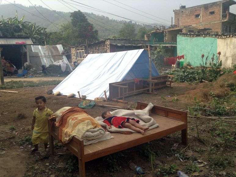 Kinder und ein altes Holzbett