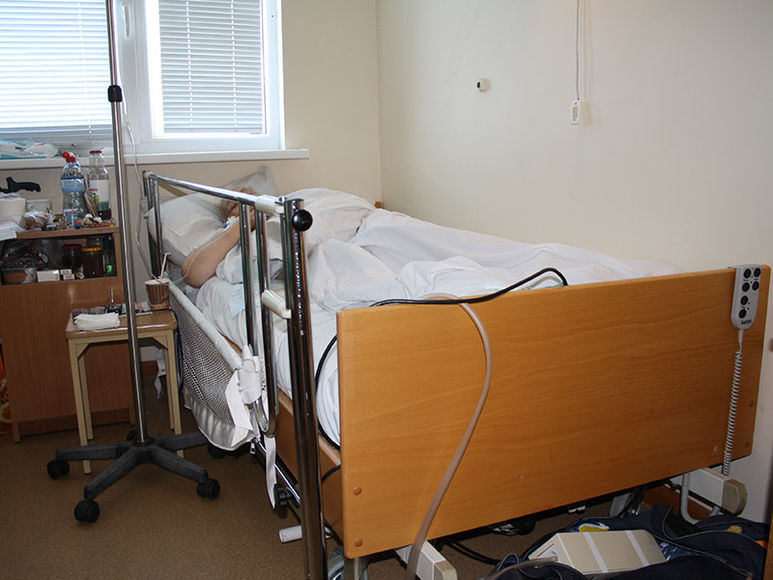 Kranke Person im Spitalbett
