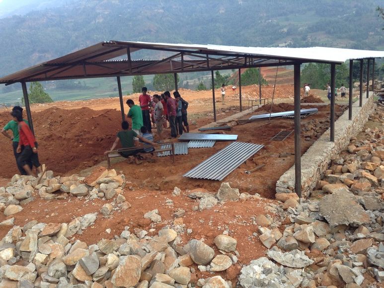 1. Stahlgerüst für den Wiederaufbau der Schule
