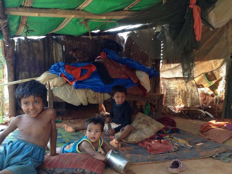 Kinder in der Wellblechhütte