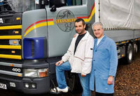 P. Rolf Schönenberger mit Lastwagenchauffeur