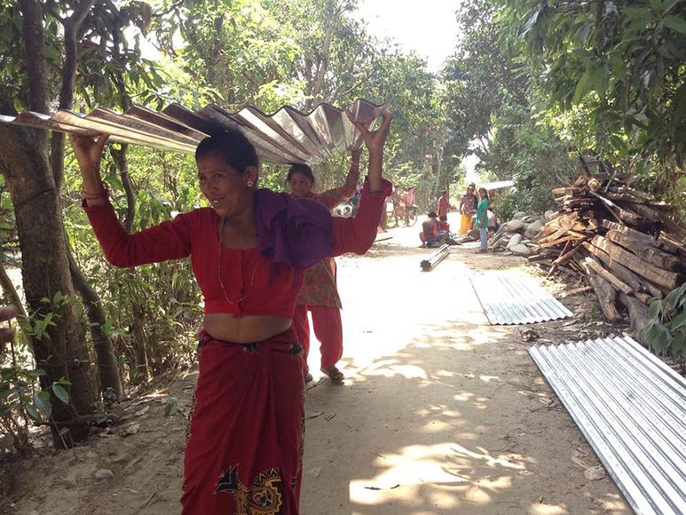 Bewohner holen Wellblech ab