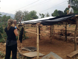 Helfer beim Aufbau der Häuser