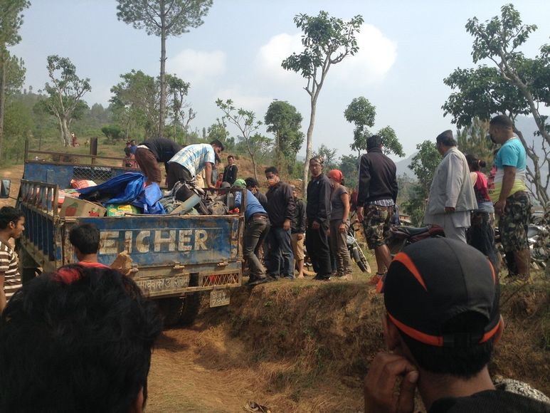 Team steigt auf beladenen Pickup