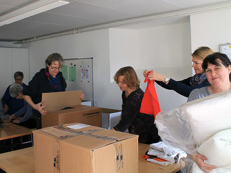 Brigitte Wiget mit ihren Helferinnen