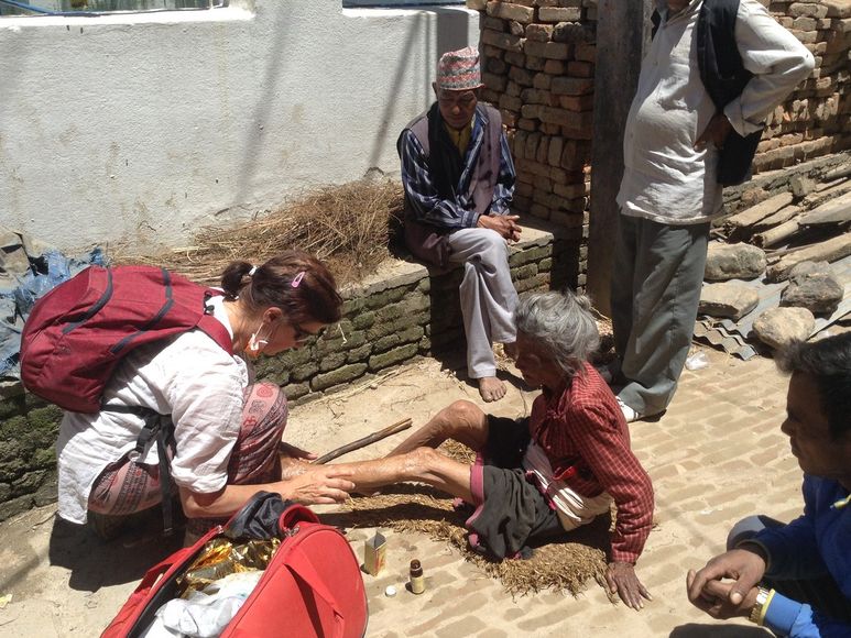 Germaid Ponge hilft einer alten Frau