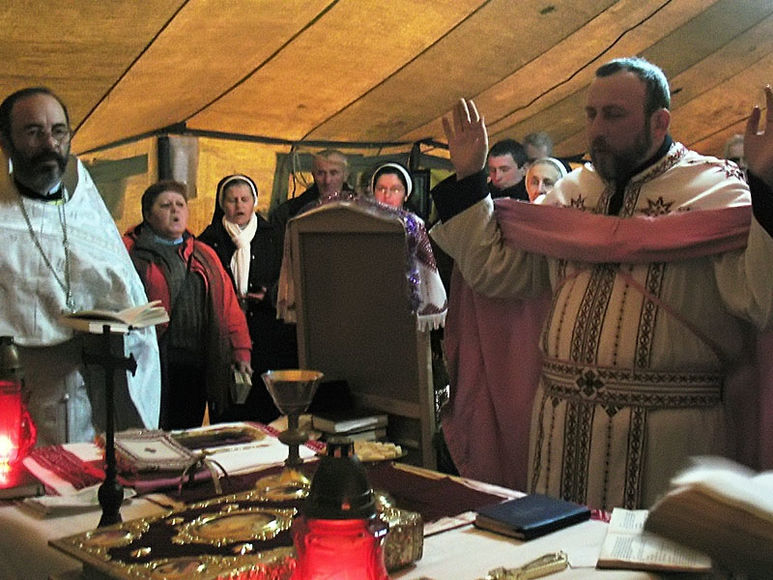 Priester beim Gebet
