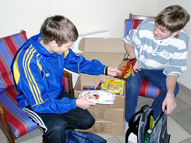 Kinder beim Auspacken eines Lebensmittelpaketes