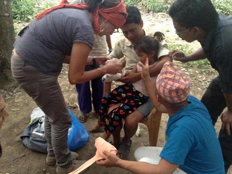 Krankenschwester verarztet ein Mädchen
