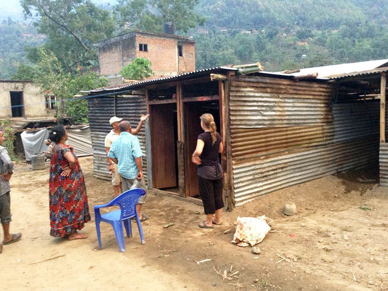 Im Gespräch mit Dorfbewohnern