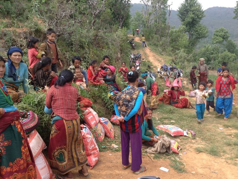 Dorfbewohner und Kinder winken