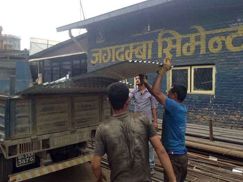 Abladen von Wellblech