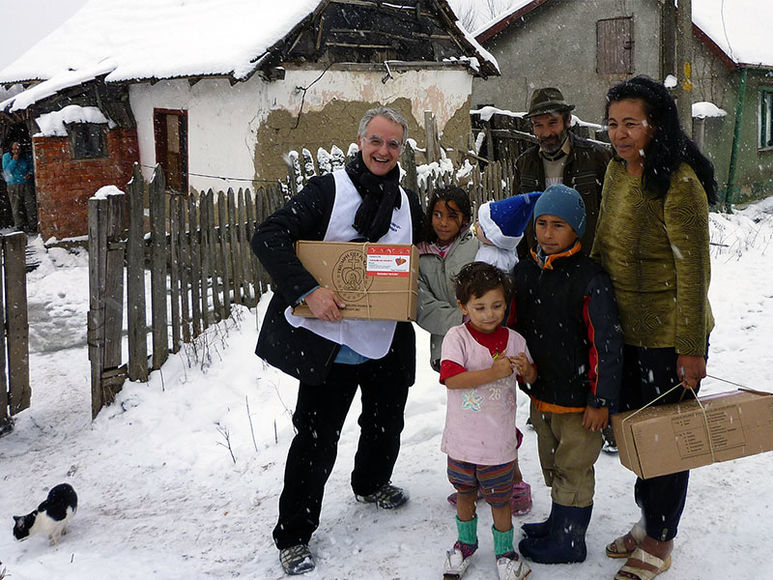P. Rolf Schönenberger bei der Verteilung von Lebensmittelpaketen
