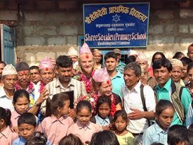 Kinder und Bewohner vor der neuen Schule in Devigath.