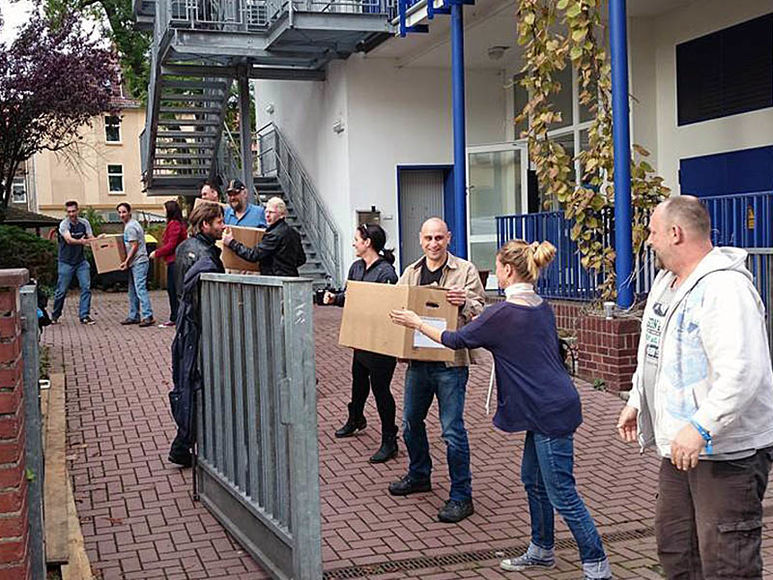 Pakete werden vom Einen zum Andern weitergereicht