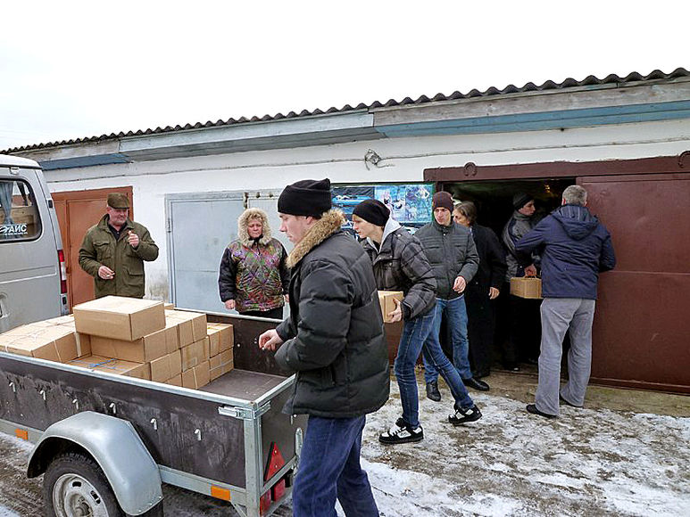 Helfer beim Laden von Lebensmittelpaketen