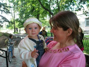 Mutter mit Kind auf dem Arm