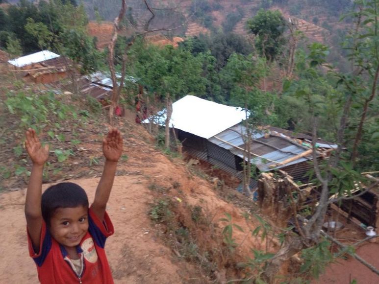 Junge streckt Arme hoch zur Kamera