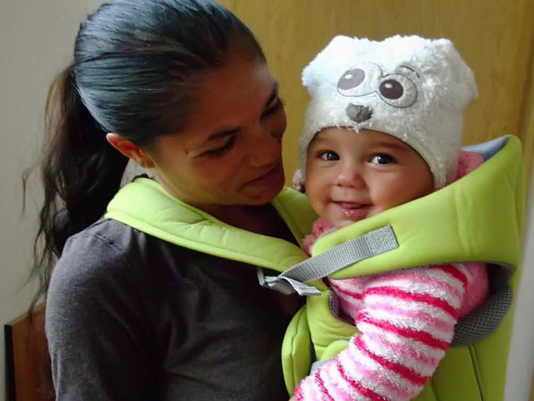 Sumita mit Ihrem Kind auf dem Arm