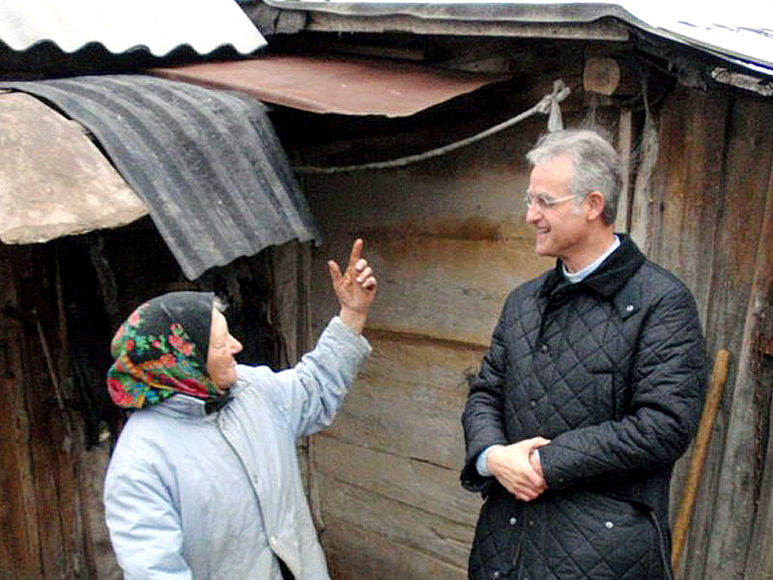 P. Rolf-Philipp Schönenberger im Gespräch mit alter Frau