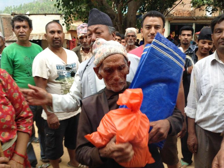 Dorfältester nimmt die ersten Güter entgegen