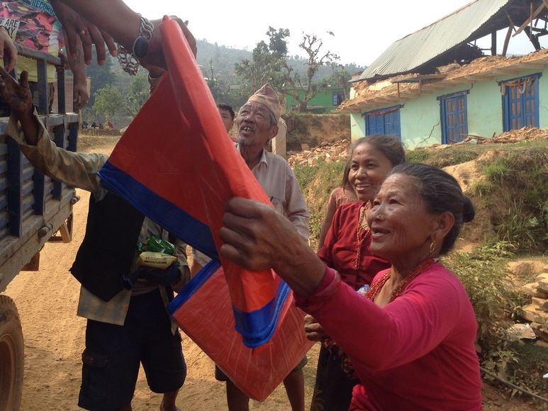 Verteilen von Zeltplanen aus dem Truck