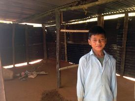 Junge in einem Wellblechhaus