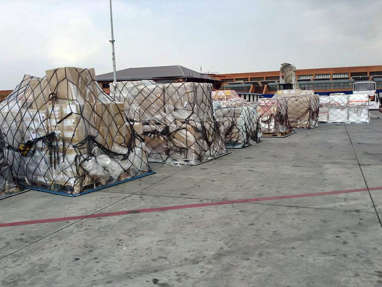 Hilfsgüter warten auf den Weitertransport