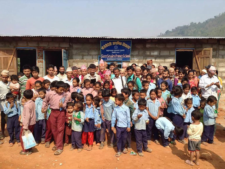 Kinder, Betreuer etc. vor der Setidevi Schule in Devigath