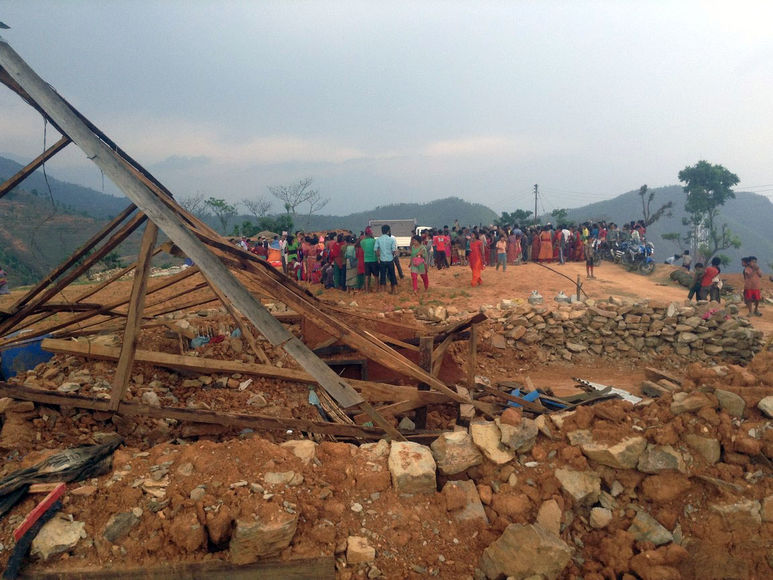 Dorfbewohner laufen Laster entgegen