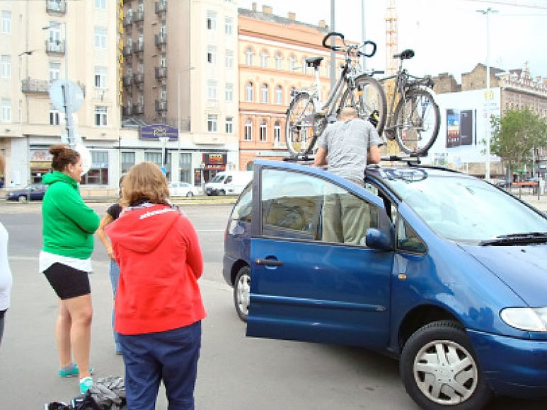 Fahrräder werden auf dem Autodach befestigt