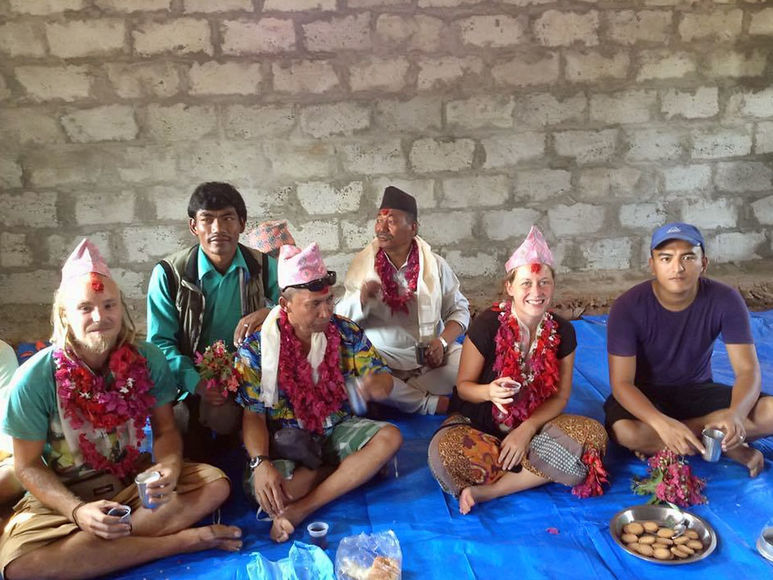Björn Apostel und Germaid Ponge bei Bewohnern von Nepal