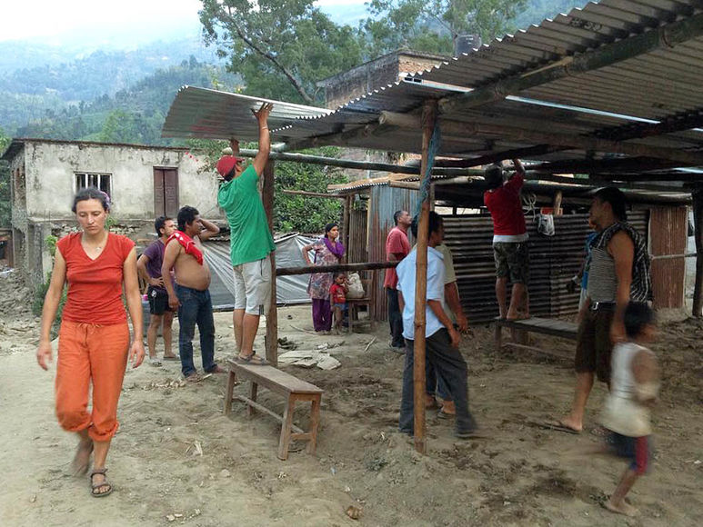 Helfer beim Aufbau der Häuser