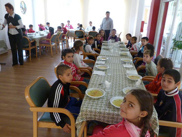 Kinder beim Mittagstisch