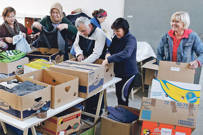 Helfer beim Einpacken Beschriften von Kartons