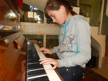 Kind beim Klavierspielen