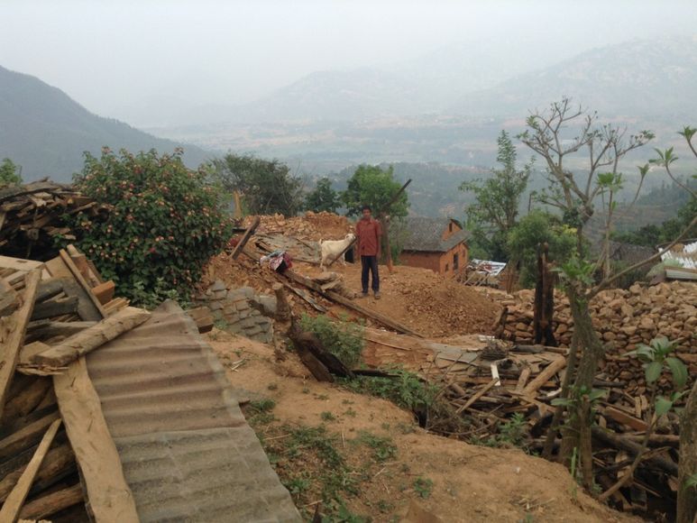 Junge steht auf den Trümmerhaufen